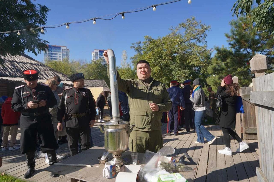 Каша и чай согревали гостей в студеный день. Фото: ЦПКиО.