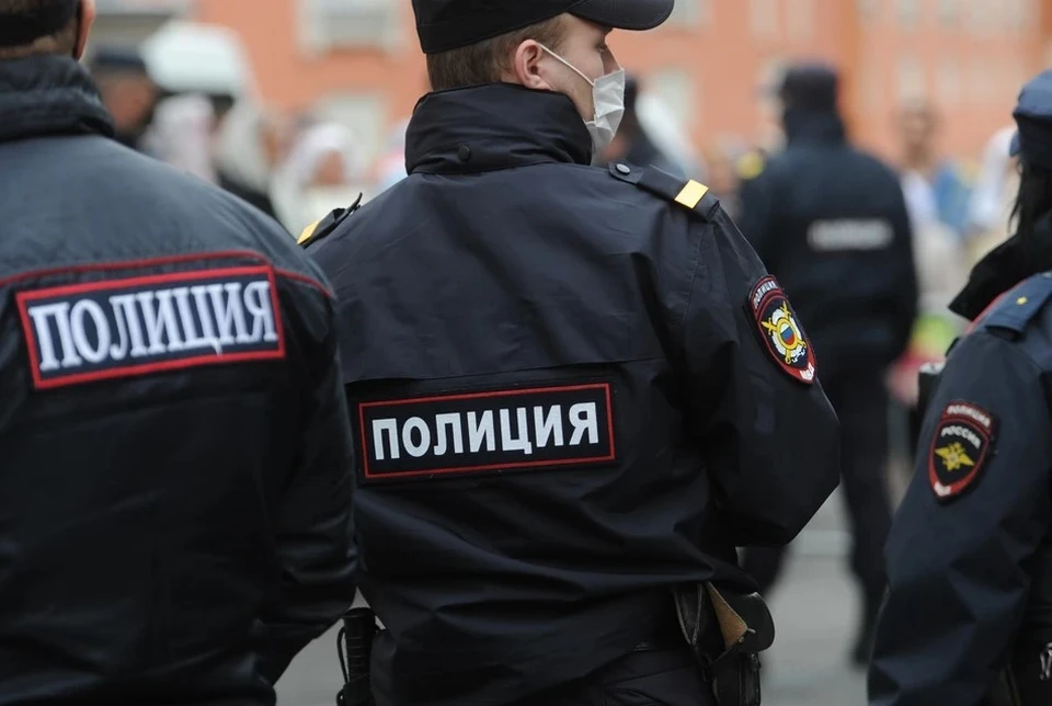 Полиция открыла огонь по мужчине с ножом на крыше ТЦ в Стерлитамаке