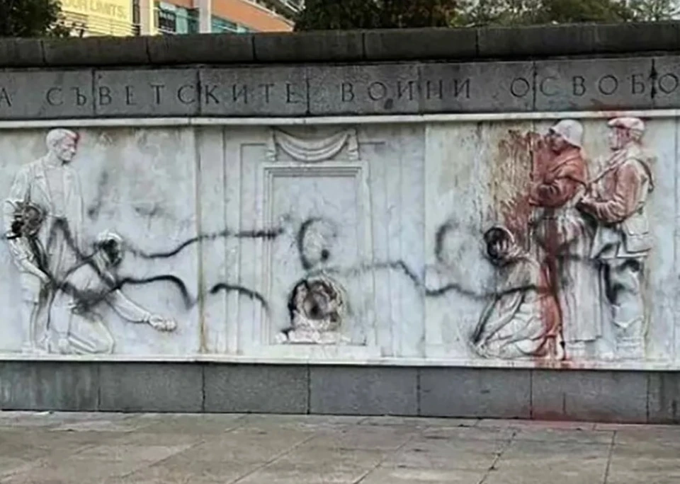 В Софии вандалы вырезали ребёнка с барельефа на могиле советских воинов, фото: посольство РФ в Софии