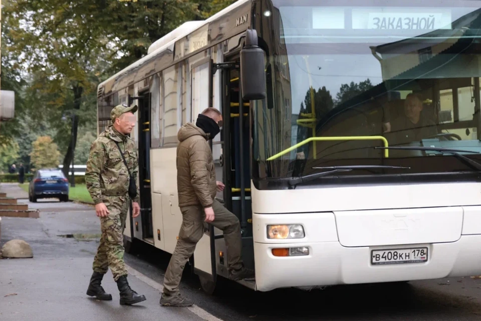 Пункт отбора контрактников в Петербурге работает без пауз.