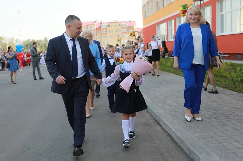 Михаил Евраев идет на экскурсию по новой школе №92 в Ярославле.