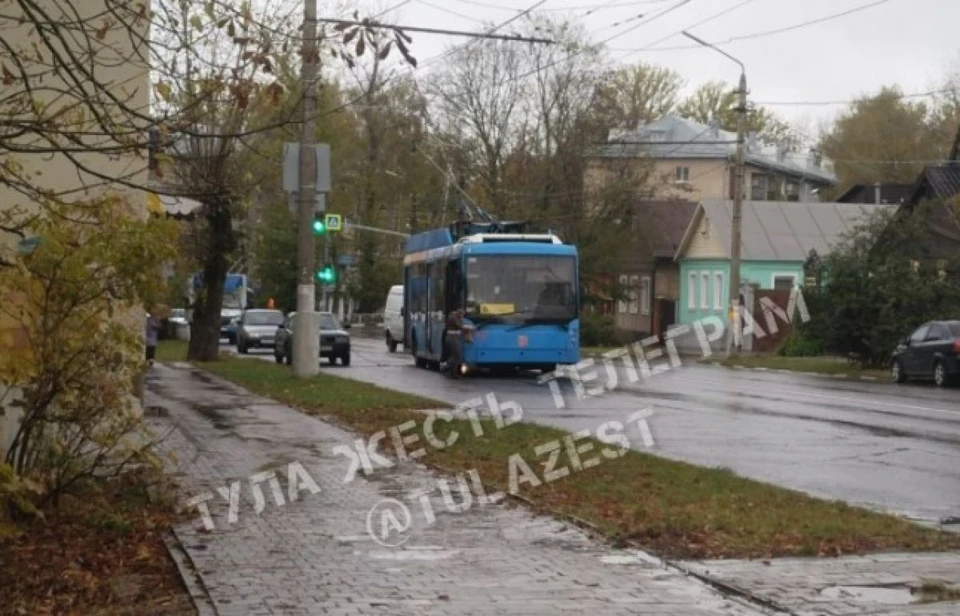 В Туле на улице 9 Мая из-за обрыва проводов встали троллейбусы. Фото: «Тула. Жесть».