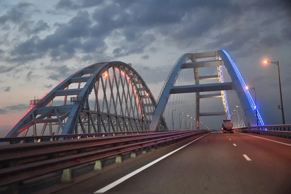На Крымском мосту временно перекрыто движение автомобилей
