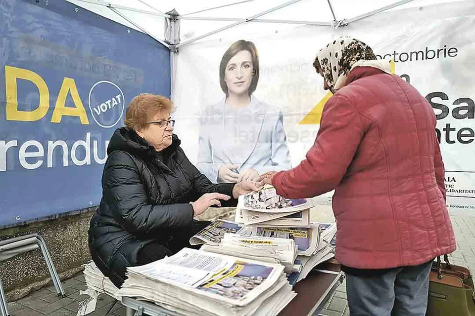 Программа Майи Санду хорошо известна всем - тотальная евроинтеграция и «Россия - главное зло». Но ее листовки и газеты на всякий случай все равно ушли в народ - чтобы не забывали. Фото: Getty Images