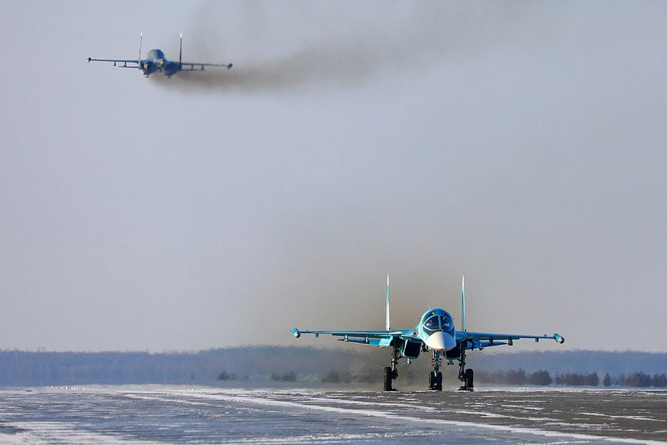 Российский истребитель-бомбардировщик Су-34 нанес бомбовый удар по опорному пункту и живой силе ВСУ в приграничном районе Курской области