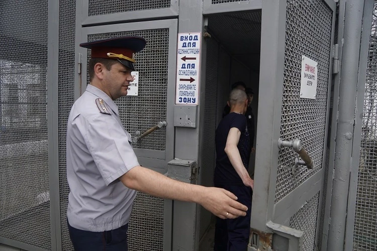 «Она на середине дороги одевала голого младенца!» Таксиста задержала полиция за безобразную драку с женщиной с ребенком