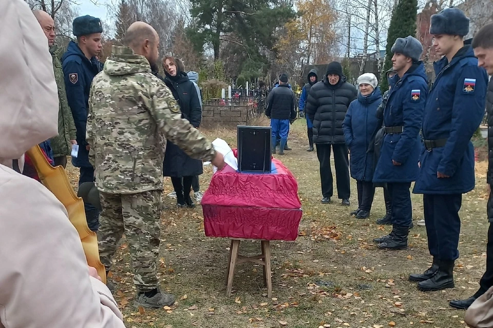 Фотографии с похорон опубликовала администрация Полянского сельского поселения.