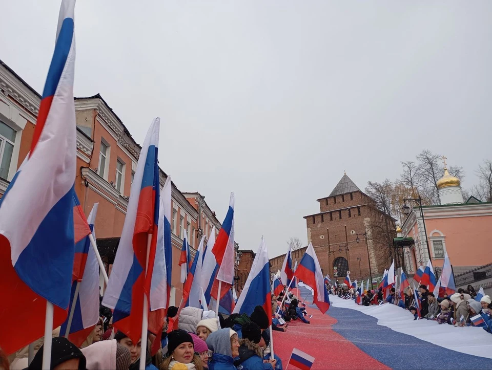 100-метровый флаг развернули в Нижнем Новгороде в День народного единства.