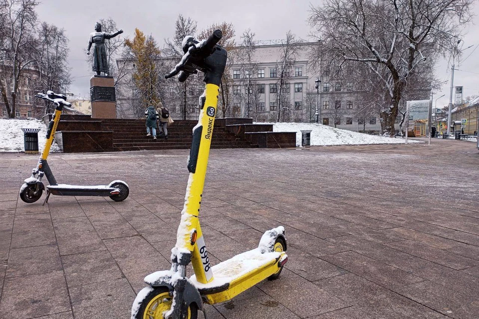 Операторы уже начали вывозить самокаты с улиц и дорог города.