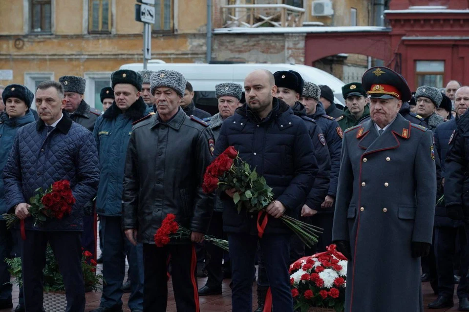 Память погибших сотрудников МВД почтили минутой молчания. Фото Андрея Савельева