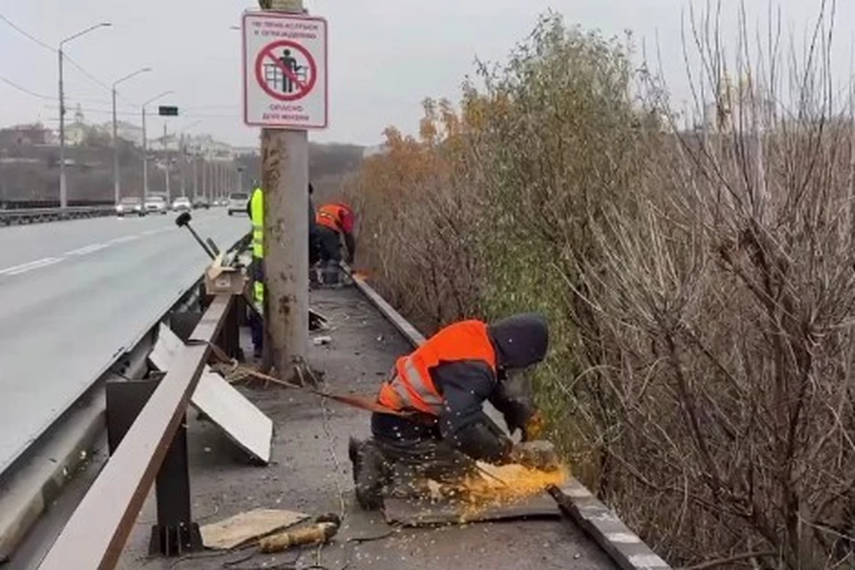 Временное ограждение устанавливают во Владимире на мосту через Клязьму.