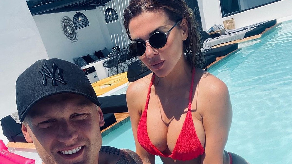 Порно қыз құрбысының есегін таяқпен ұрады.