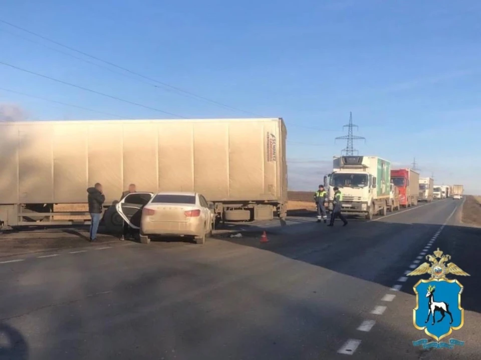 Легковушка выехала на полосу встречного движения в месте, где это запрещено.