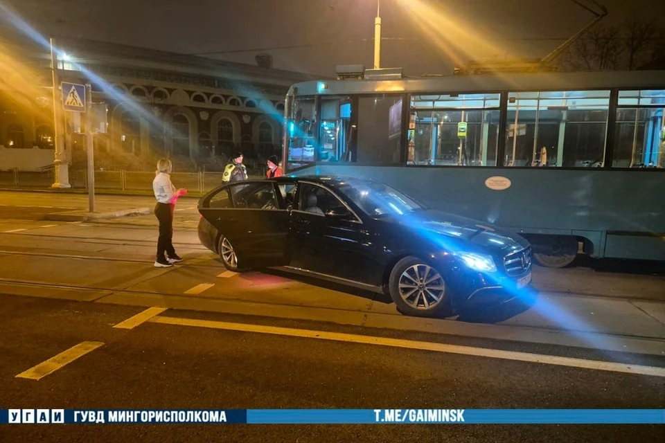 Водитель столкнулась с трамваем в Минске. Фото: УГАИ ГУВД Мингорисполкома.