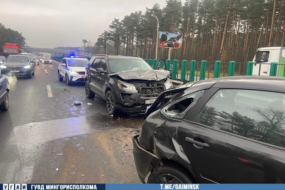 В Минске на МКАД случилось массовое ДТП с тремя автомобилями. Фото: телеграм-канал УГАИ ГУВД Мингорисполкома