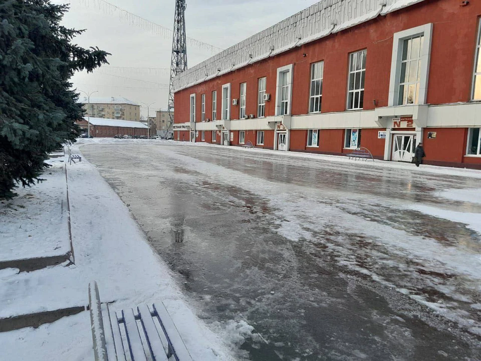 В Кемерове начали заливать два главных городских льда. Фото - администрация Кемерова.