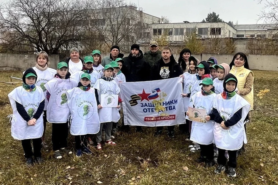 В Амвросиевской школе-интернат №4 в ДНР заложили Аллею Героев СВО. Фото: ТГ/Пушилин