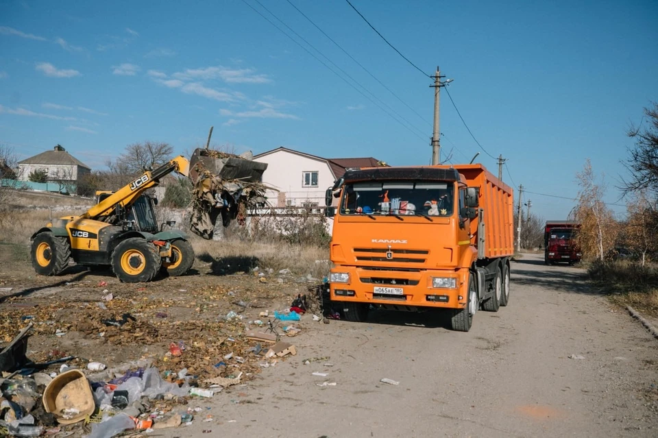 Помимо планового вывоза бытового мусора из жилой застройки сотрудникам коммунальной службы приходится почти ежедневно ликвидировать стихийные свалки. Фото: ТГ/Моргун