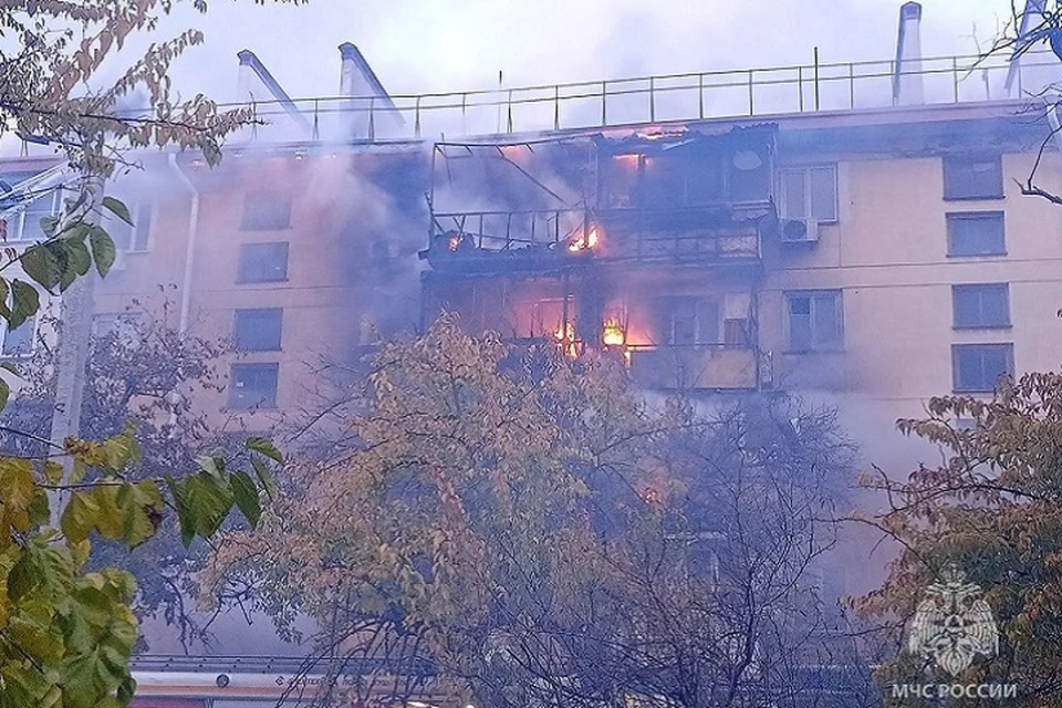 Пожар в пятиэтажке в Севастополе начался в семь утра. Фото: МЧС России