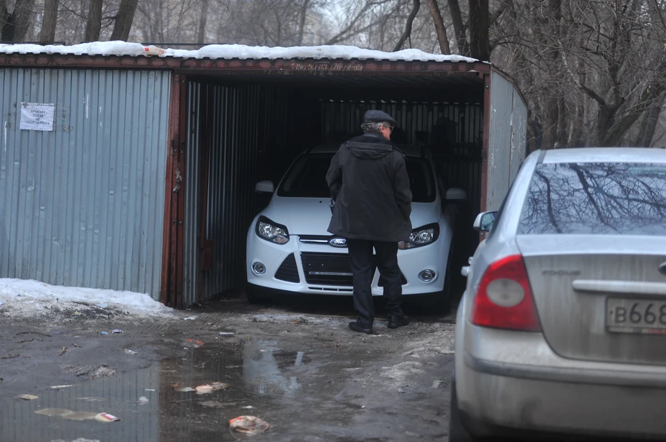 В Кемерове продолжают демонтировать незаконные гаражи.