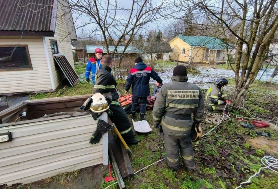 Спасатели достали мужчину из колодца во Всеволожске. Фото: администрация Всеволожского района