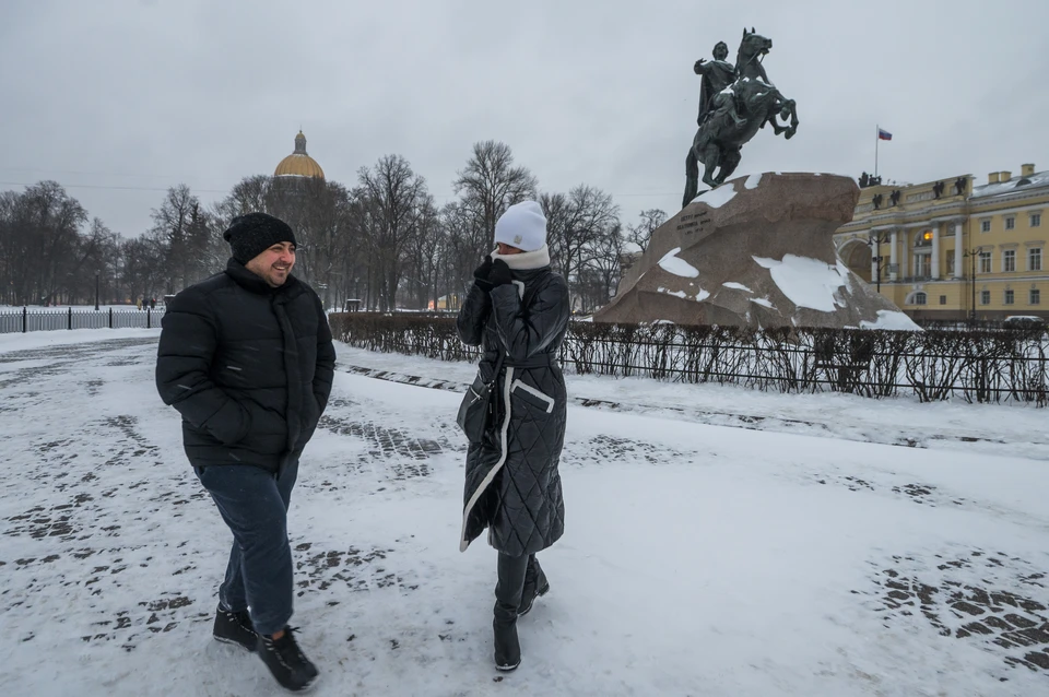 Не убирайте далеко теплую одежду - в эти выходные в Петербурге будет дубак.