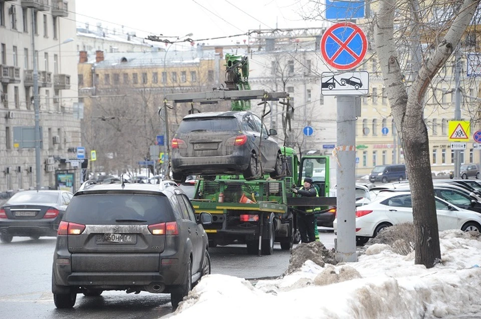 Припаркованные автомобили мешают дорожникам Хабаровска убирать снег