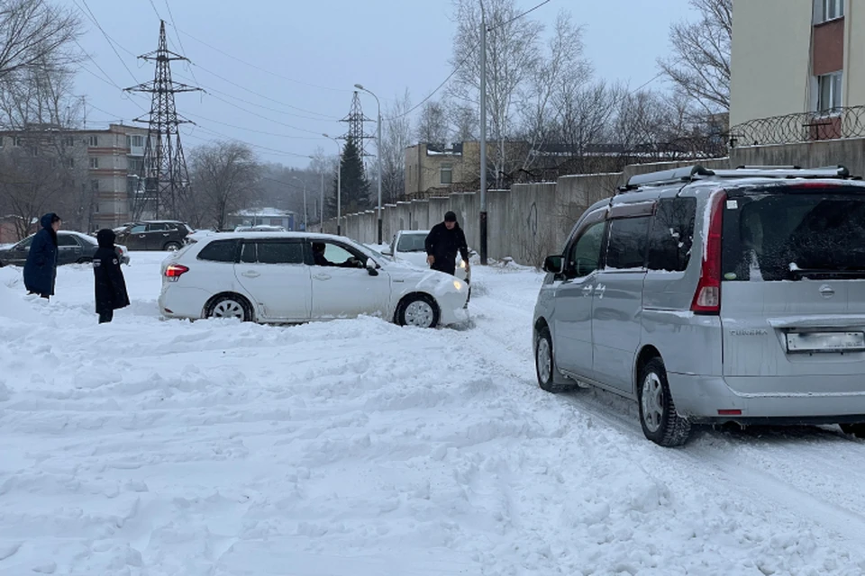 Хабаровск тяжело переживает последствия прошедшего снегопада