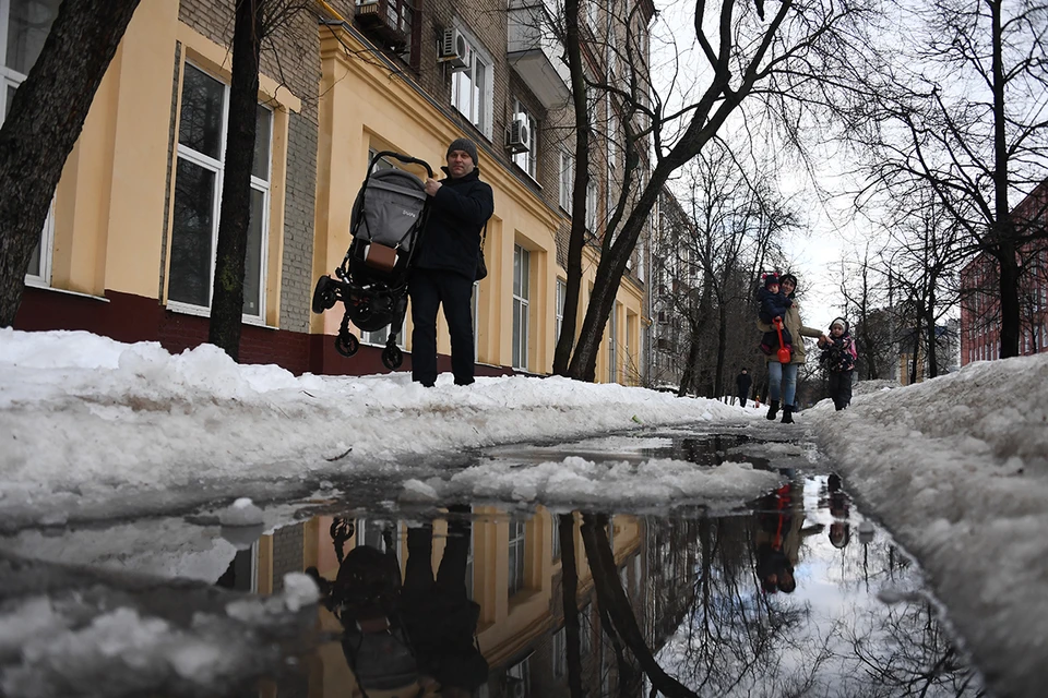 В последние дни осени и первые дни календарной зимы в столице потеплеет, обещают синоптики Гидрометцентра России.