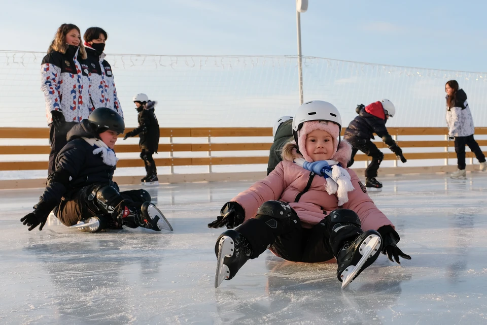 В городе есть несколько больших катков.