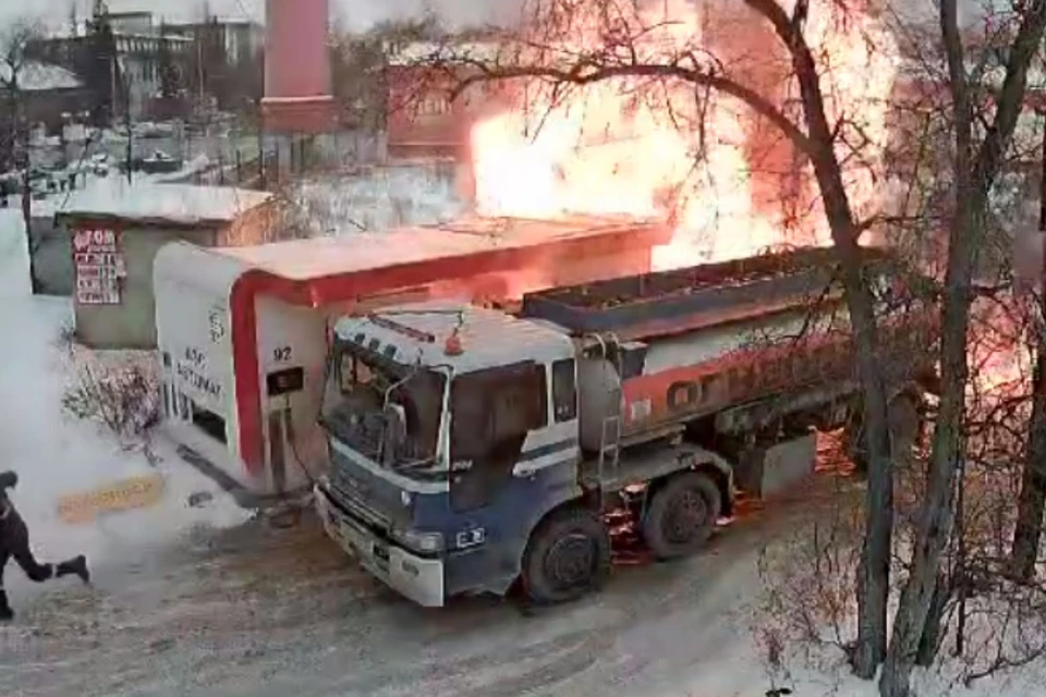 Местные жители рассказали подробности пожара на АЗС под Новосибирском. Фото: скриншот из видео с камер наблюдения