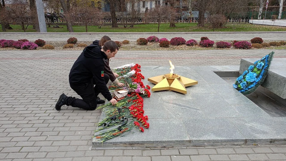 Активисты Мелитополя возложили цветы к Вечному огню в День Неизвестного солдата