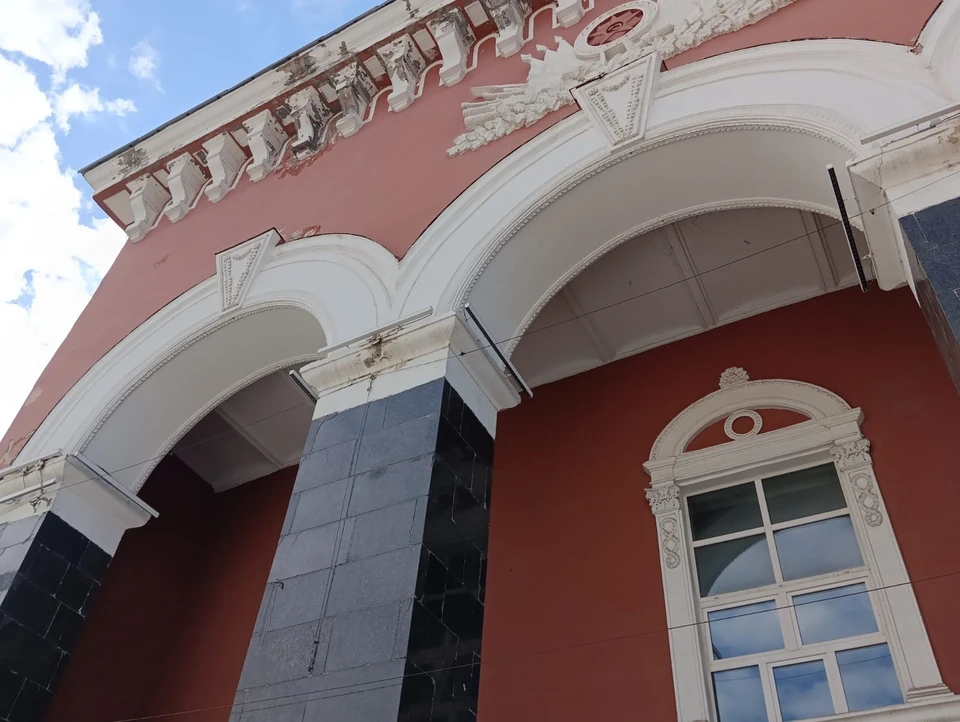Дом офицеров с главного входа сейчас выглядит не очень презентабельно.
