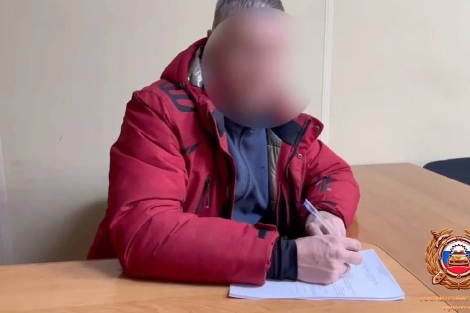 Мужчина катал ребенка на "ватрушке" по спортивному корту. Фото: Госавтоинспекция Иркутска.