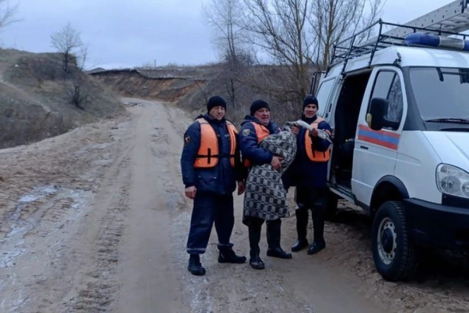 Спасатели Вешенского подразделения сообщили, что птицу передали в надежные руки. Фото: Ростовская областная поисково-спасательная служба во внутренних водах