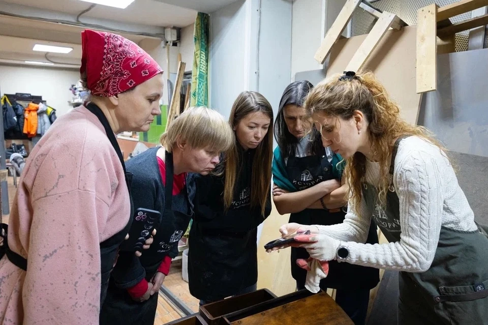 Анастасия Тарасенко (справа) в своей мастерской с учениками. Фото: Hornews.com