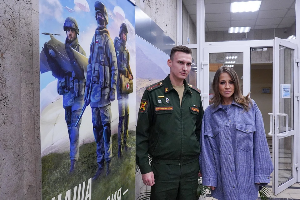 Телеведущая Юлия Барановская встретилась с контрактниками в Едином пункте отбора на военную службу в Москве.
