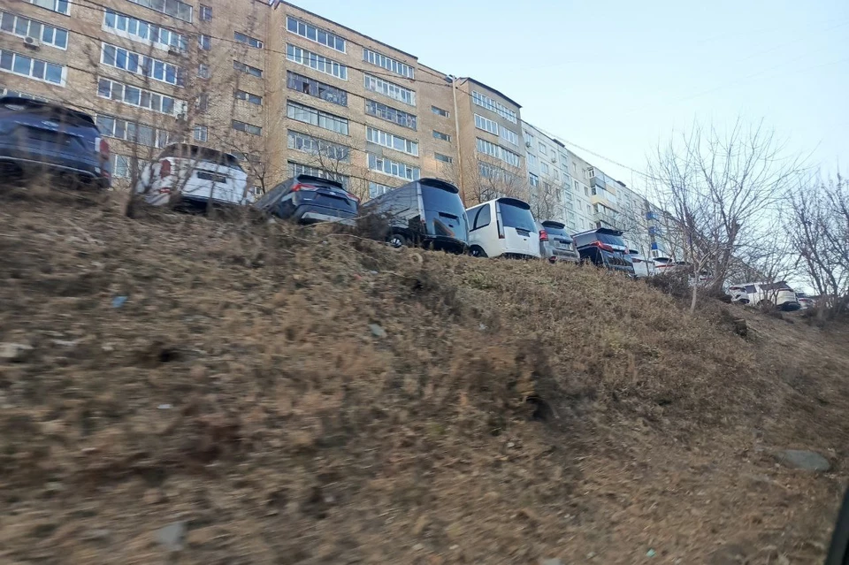Блокираторы позволят задержать автомобилистов, чтобы те не покинули парковку и оплатили штраф.