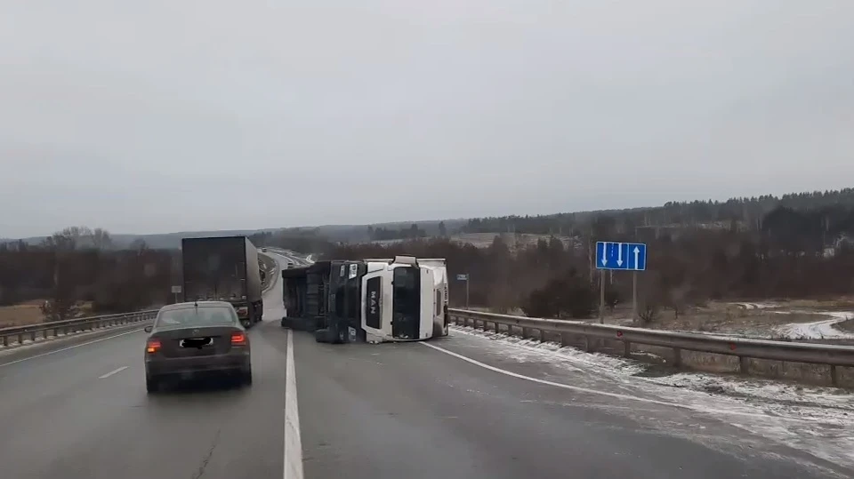 В Ульяновской области на дороге опрокинулся на бок груженый большегруз. Фото телеграм-канал Инсайд Ульяновск