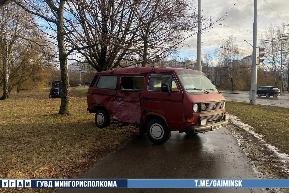 ДТП с троллейбусом и микроавтобусом случилось в Минске. Фото: телеграм-канал УГАИ ГУВД Мингорисполкома