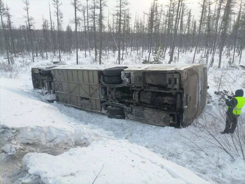 Внутри салона автобуса находились пассажиры. Фото: МВД Якутии.