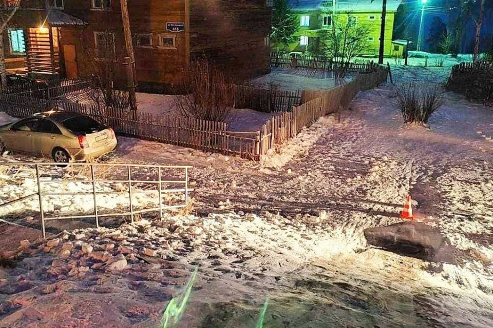 Семилетняя девочка скатилась с горки и попала под колеса авто в Братске. Фото: Госавтоинспекция Иркутской области.
