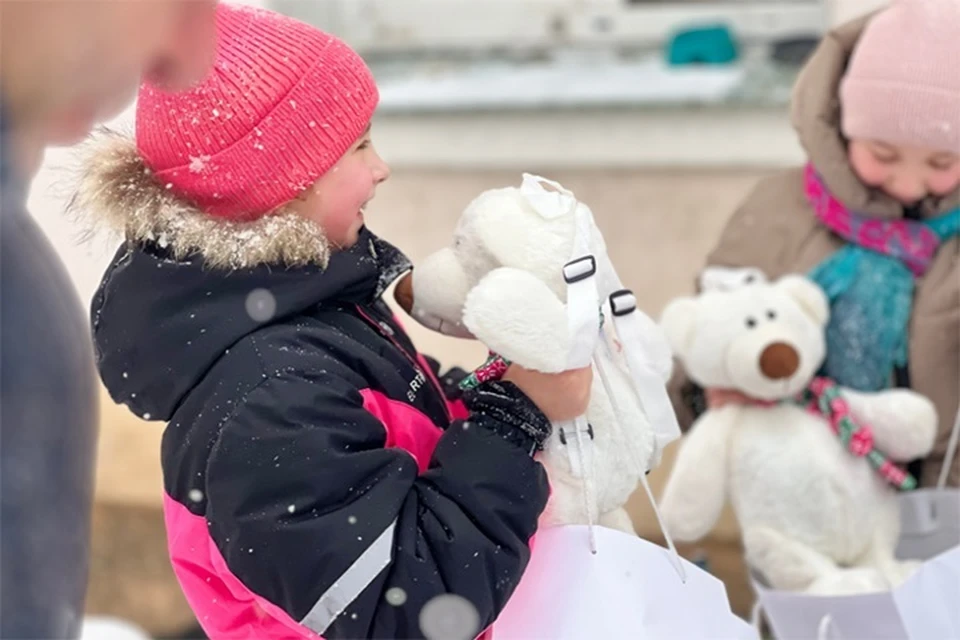 Девчонки и мальчишки рады новогодним подаркам. ФОТО: Ярослав Липовой
