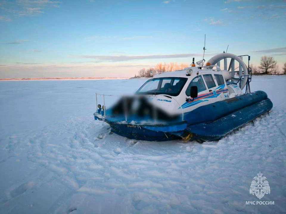 Одного из мужчин успели спасти, он находился на льду. Второй погиб.