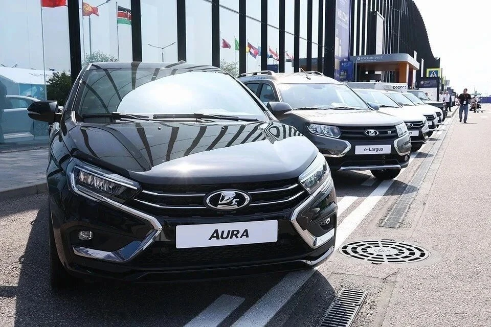 Глава Минфина Антон Силуанов назвал Lada Aura удобным автомобилем. Фото: Валерий Шарифулин / ТАСС