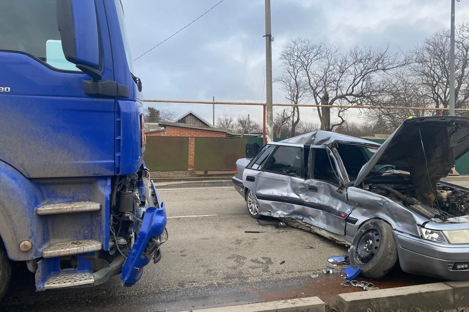 Водитель и пассажир легковушки погибли Фото: пресс-служба ГУ МВД РФ по Краснодарскому краю