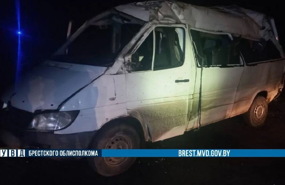 В Столинском районе произошло ДТП с микроавтобусом. Фото: УВД Брестского облисполкома.