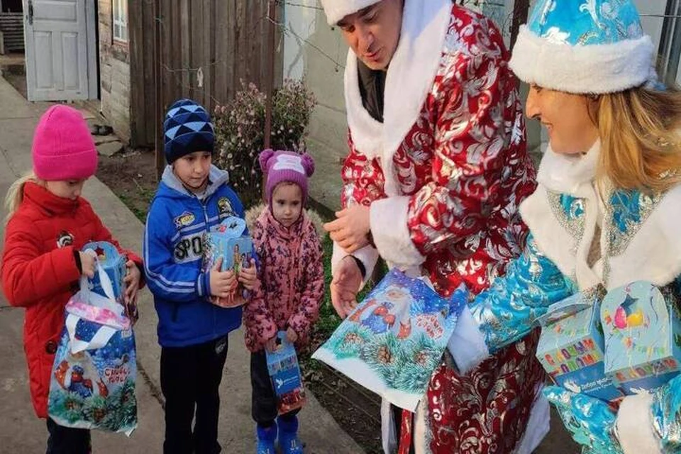 Депутаты Херсонской облдумы вручают детям подарки. Фото: региональное отделение партии "Единая Россия"