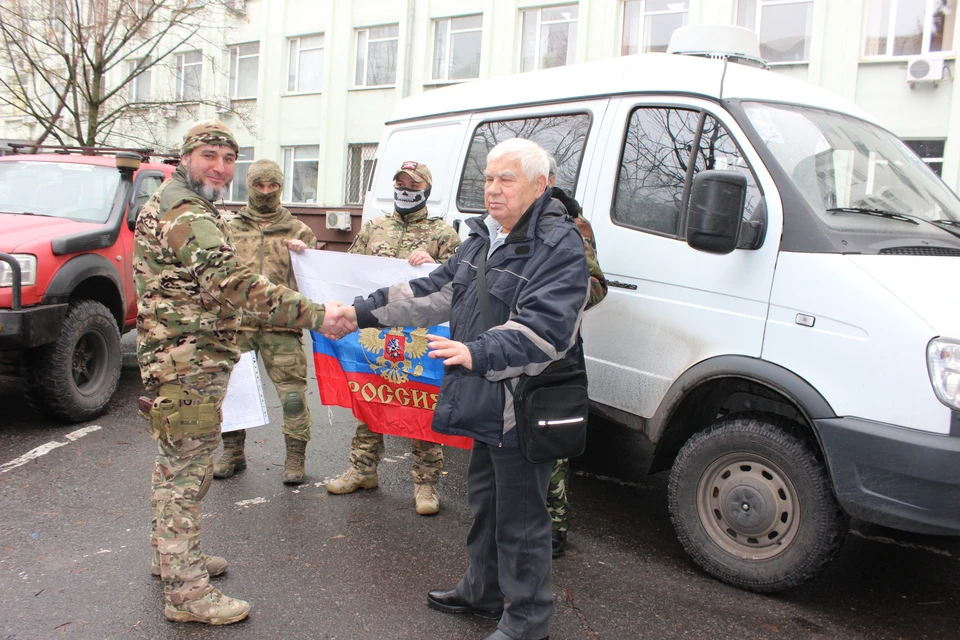 Передача бойцам теробороны автомобиля.