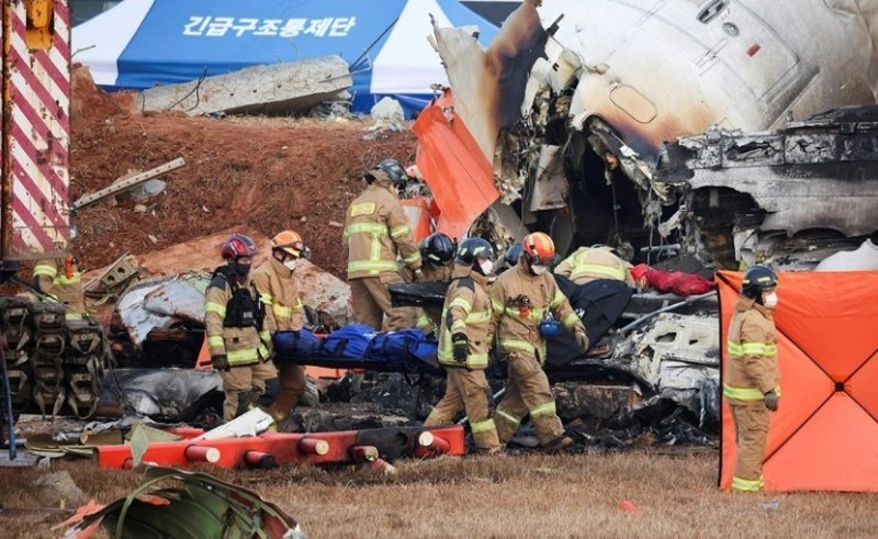 При крушении самолета авиакомпании Jeju Air в международном аэропорту Муан в Южной Корее погибли 179 человек из 181-го.Фото: Kim Hong-Ji / Reuters